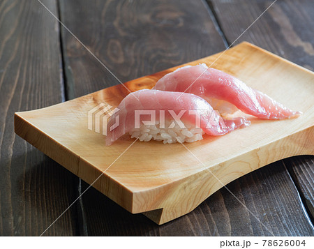 中トロの握り寿司。木製の寿司下駄に乗せた、和食のお寿司。 中トロの握り寿司。木製の寿司下駄に乗せた、和食のお寿司。 78626004