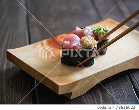 まぐろ納豆の軍艦寿司。木製の寿司下駄に乗せた、和食のお寿司。 78626022