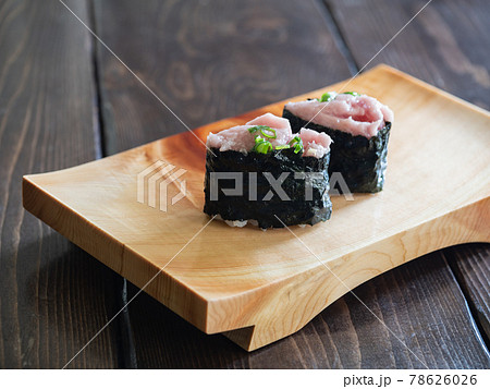 ネギトロの軍艦寿司。木製の寿司下駄に乗せた、和食のお寿司。 78626026