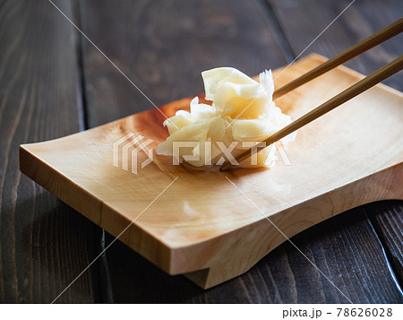 お寿司にかかせないガリ。木製の寿司下駄に乗せた、甘酢に漬けた生姜。 78626028