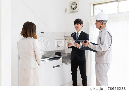 住宅リフォーム打ち合わせイメージ　施主　営業マン　現場監督 78626288