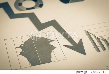 人口ピラミッドと下降矢印　人口構成　少子　労働力人口　グラフ　下降 78627010