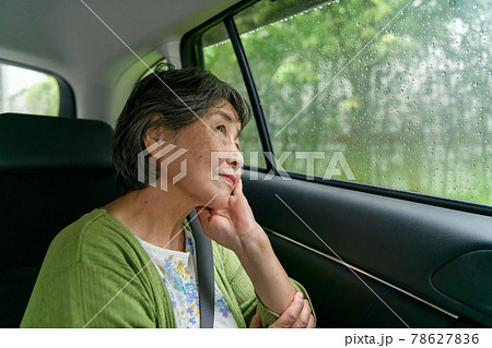 シニア女性 車 雨 シニア女性 車 雨 78627836