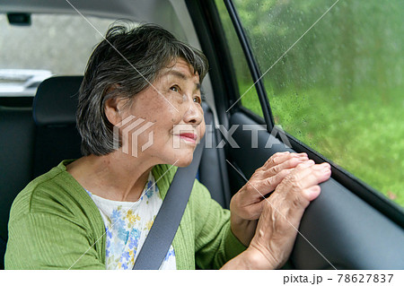 シニア女性 車 雨 シニア女性 車 雨 78627837