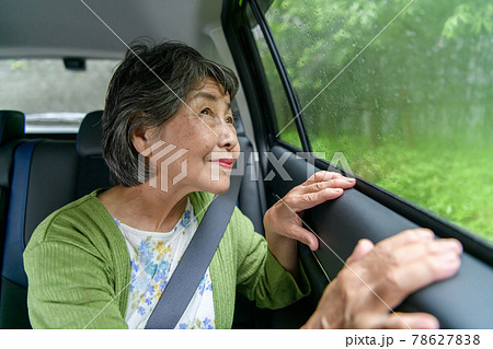 シニア女性 車 雨 シニア女性 車 雨 78627838
