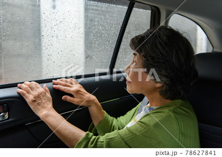 シニア女性　車　雨　 78627841