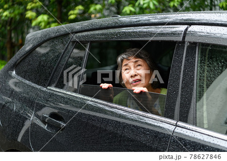 シニア女性 車 雨 シニア女性 車 雨 78627846