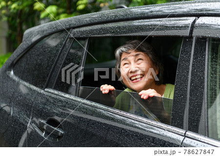 シニア女性　車　雨　 78627847