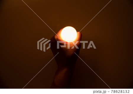 電球と手 イメージ 電球と手 イメージ 78628132