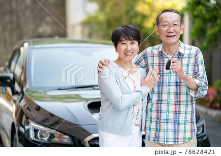 シニア夫婦　車　EV  鍵 78628421