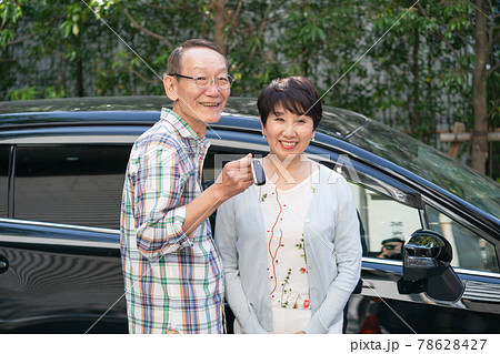 シニア夫婦 車 EV  鍵 シニア夫婦 車 EV  鍵 78628427