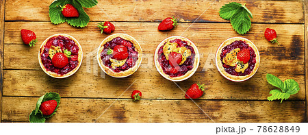 Summer tartlets with strawberries 78628849