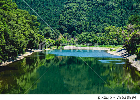 夏の里山の川と茂る緑の風景　川面に映る山の緑　波立つ水面　ビビッド 78628894