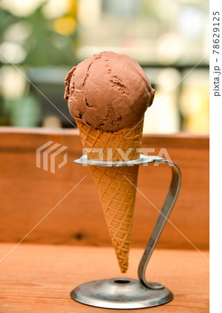 チョコレートアイスを買う 78629125