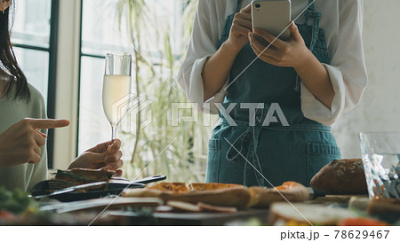 飲食店女性スタッフ 飲食店女性スタッフ 78629467