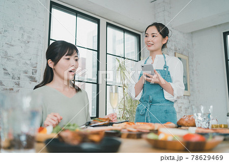 飲食店女性スタッフ 飲食店女性スタッフ 78629469