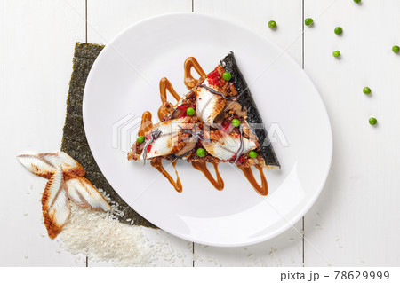Pizza sushi with eel, red tobiko, shiitake and unagi sauce Pizza sushi with eel, red tobiko, shiitake and unagi sauce 78629999