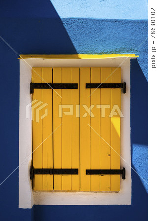 a yellow window 78630102