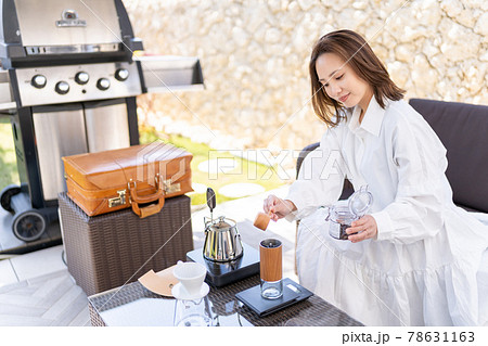 ワーケーション　ビジネスウーマン　コーヒーブレイク　ハンドドリップ 78631163