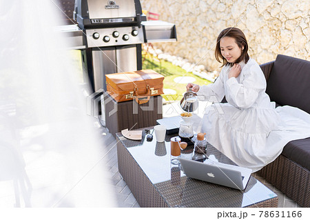 ワーケーション　ビジネスウーマン　コーヒーブレイク　ハンドドリップ 78631166