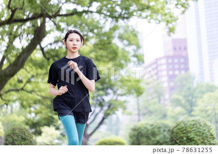 ランニングしている女性 ランニングしている女性 78631255