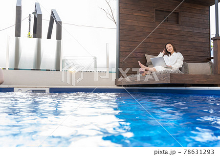 ワーケーション　プールサイド　ビジネスウーマン 78631293
