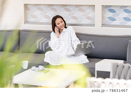ワーケーション　テレワーク　ビジネスウーマン　スマホ　通話　リゾート 78631467