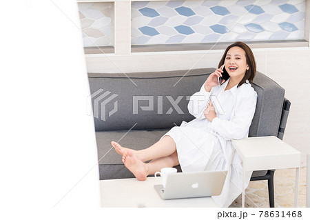 ワーケーション　テレワーク　ビジネスウーマン　スマホ　通話　リゾート 78631468