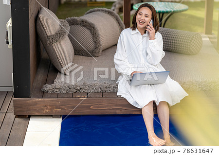 ワーケーション　プールサイド　ビジネスウーマン　スマホ　通話 78631647