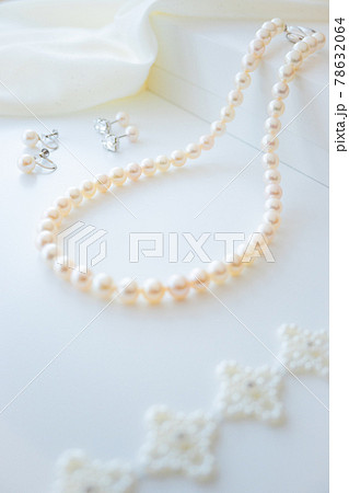 パールのネックレスとシルバーのイヤリングとピアス 78632064