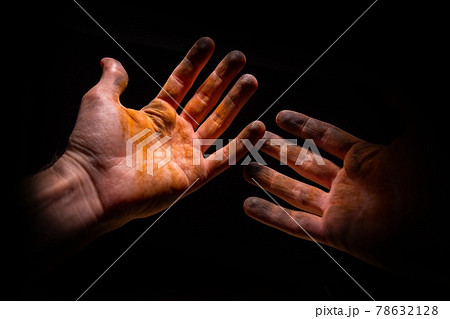 Hands of a hard working man closeup 78632128
