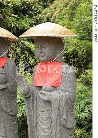 多聞院のお地蔵様(所沢)、笠、赤い前掛け、托鉢用の鉢の写真素材 [78632242] - PIXTA