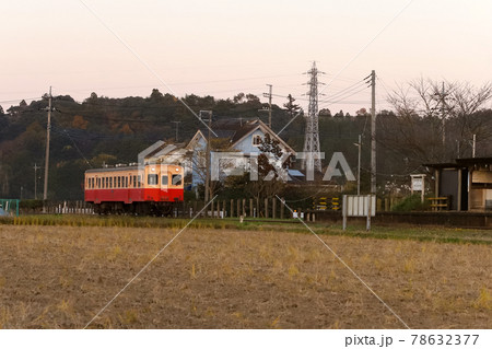 夕暮れの小湊鉄道と上総久保駅 78632377