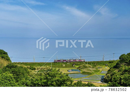 初夏の日本海沿いを走る列車 山形県遊佐町 初夏の日本海沿いを走る列車 山形県遊佐町 78632502