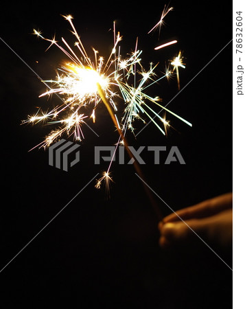 夏の夜の手持ち花火 78632604