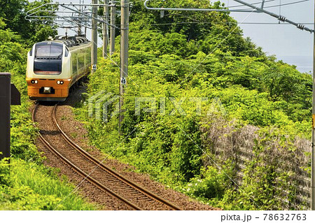 日本海沿いを走る特急いなほ　秋田県にかほ市 78632763