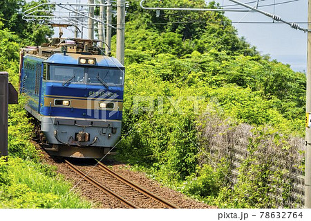 初夏の日本海沿いを走る貨物列車 秋田県にかほ市 初夏の日本海沿いを走る貨物列車 秋田県にかほ市 78632764