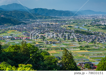 《長野県》姥捨駅の眺め・棚田と街並み 78633151