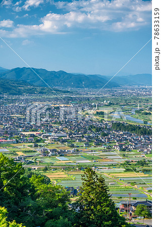 《長野県》姥捨駅の眺め・棚田と街並み 78633159