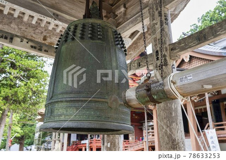 初夏の出羽三山神社　鐘楼と大鐘　山形県鶴岡市 78633253
