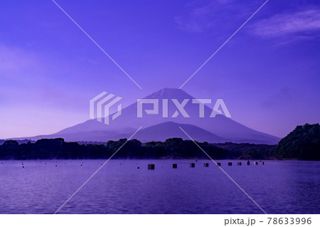 早朝の精進湖からの富士山 78633996