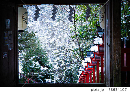 冬の貴船神社 78634107