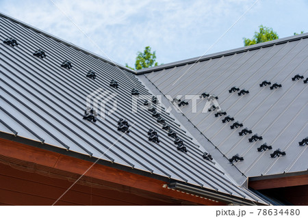 屋根から落雪を防止する雪止め金具 78634480