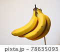 吊るされた黄色いバナナ 78635093