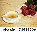 赤いバラと紅茶のアフタヌーンティー 78635209