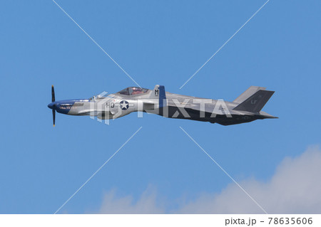 アメリカ空軍F-35A&P-51D編隊飛行 78635606