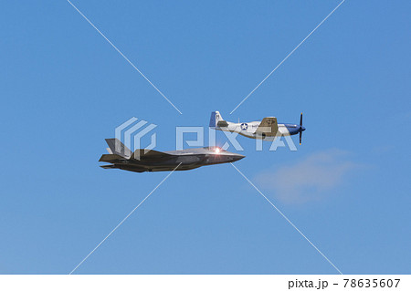 アメリカ空軍F-35A&P-51D編隊飛行 78635607