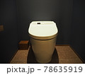ふたを閉じたトイレの便器 78635919
