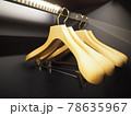 木製のスーツハンガー 78635967