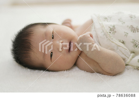 生後二週間の赤ちゃん 人物 女性 新生児 誕生 赤ちゃん ニューボーンフォトの写真素材